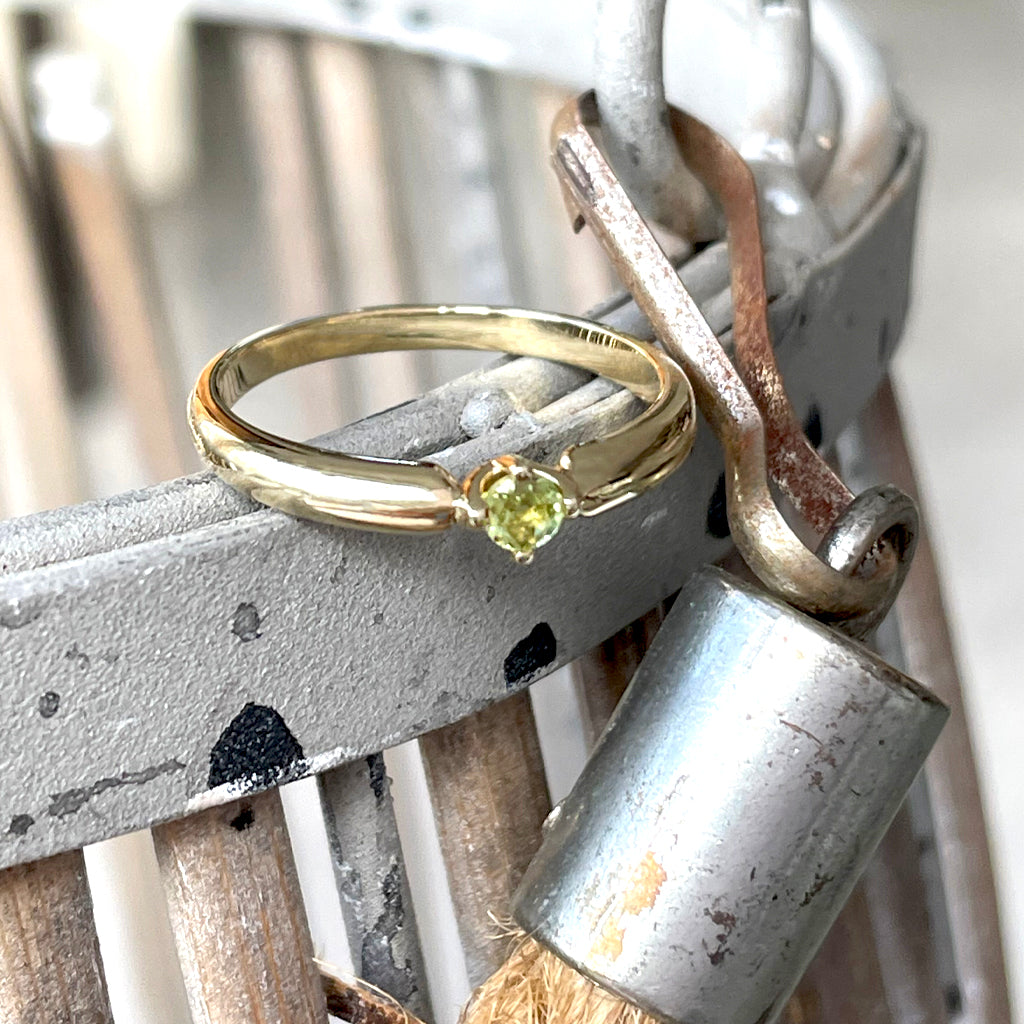 Elegant Round Cut Peridot Yellow Gold Ring with a Twist