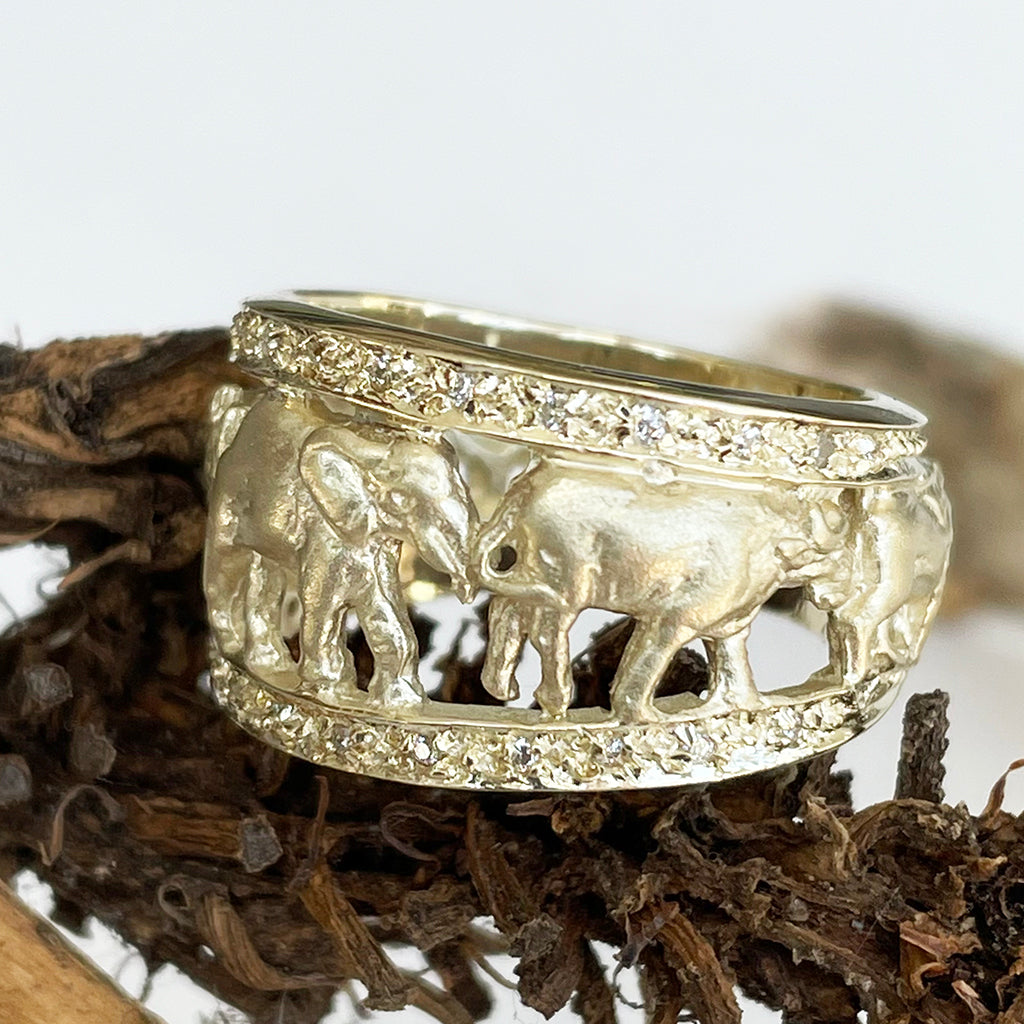 Big 5 Yellow Gold Relief Ring with White Diamond Borders