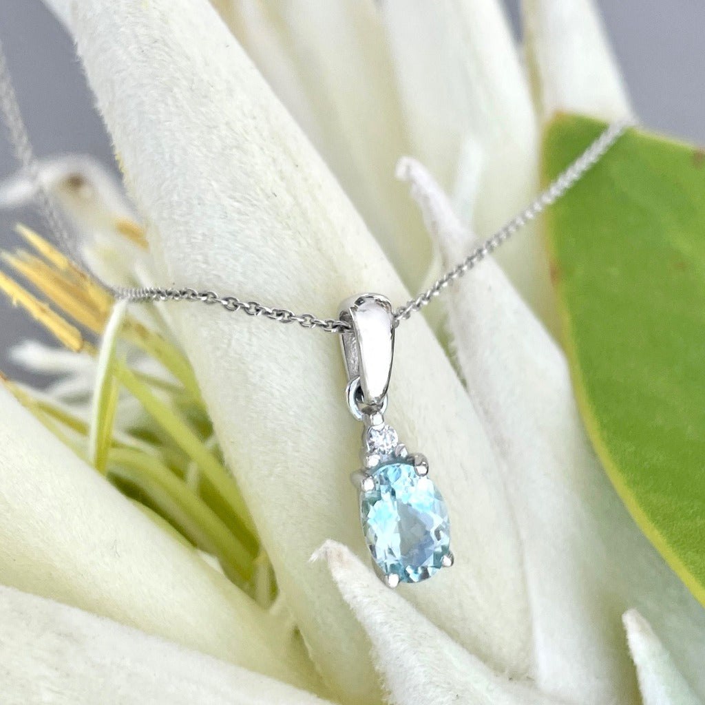 Elegant Oval Cut Aquamarine Pendant with Single Diamond Highlight