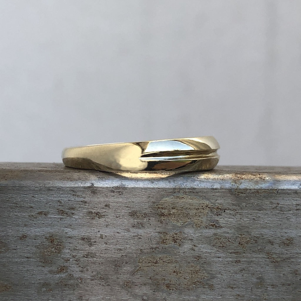 Tapered 9ct Yellow Gold Band with Groove Accent