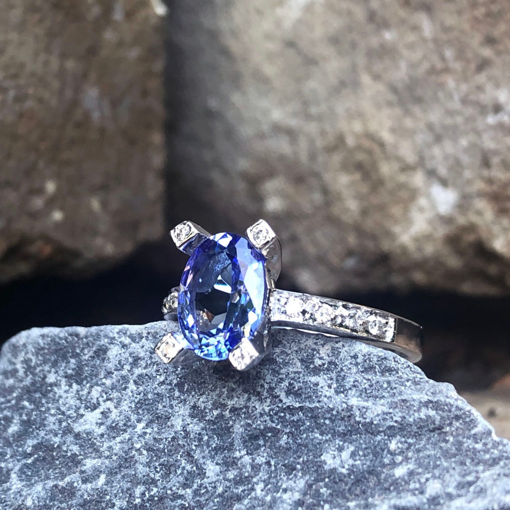 Oval-Cut Solitaire Tanzanite Ring with Diamond Claw and Band Accents