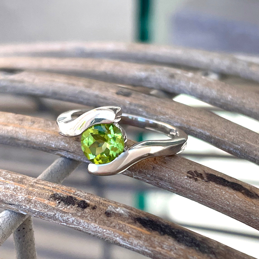 Curvaceous Solitaire Split Band Peridot Ring