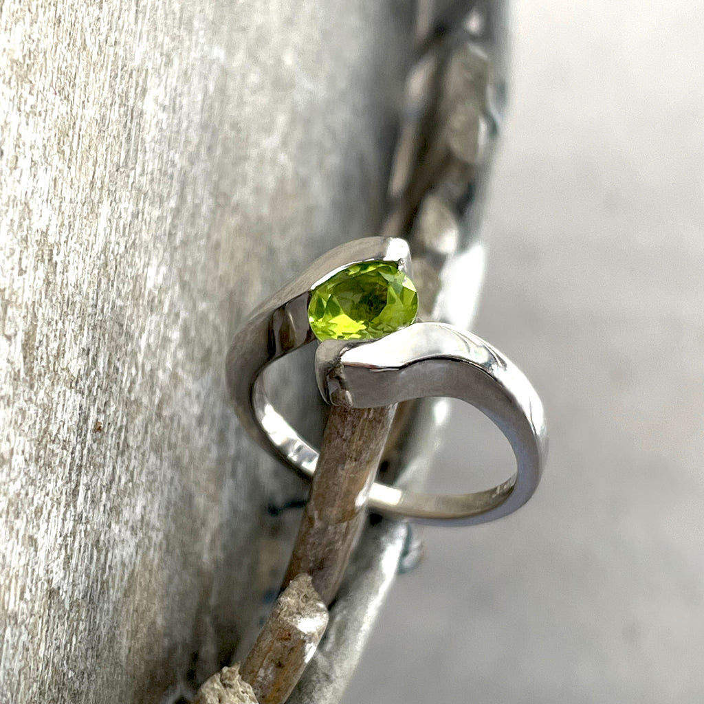 Curvaceous Solitaire Split Band Peridot Ring