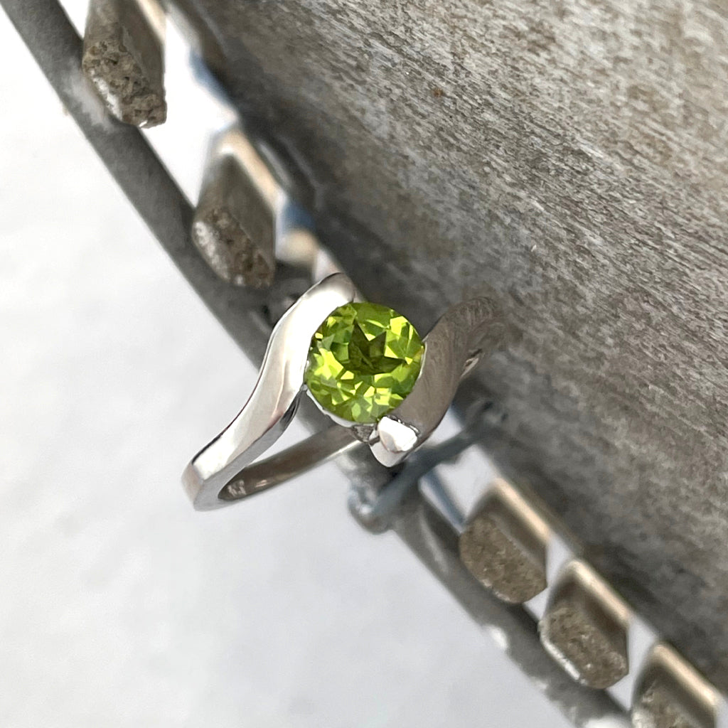 Curvaceous Solitaire Split Band Peridot Ring