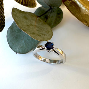 Exquisite Pinched Shoulder Sapphire White Gold Ring