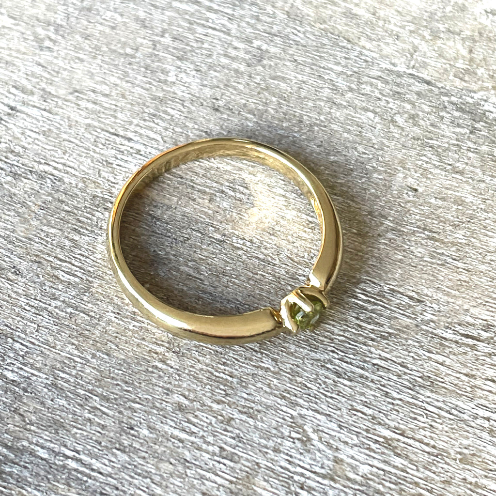 Elegant Round Cut Peridot Yellow Gold Ring with a Twist