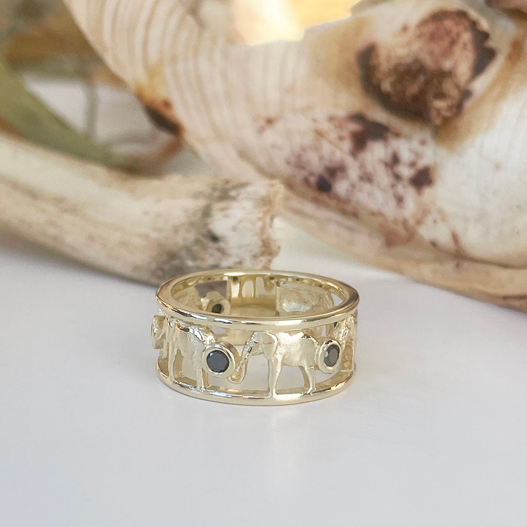 Elephant Chain Ring with Black Diamonds and Yellow Gold Borders