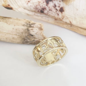 Elephant Chain Ring with White Diamonds and Yellow Gold Borders
