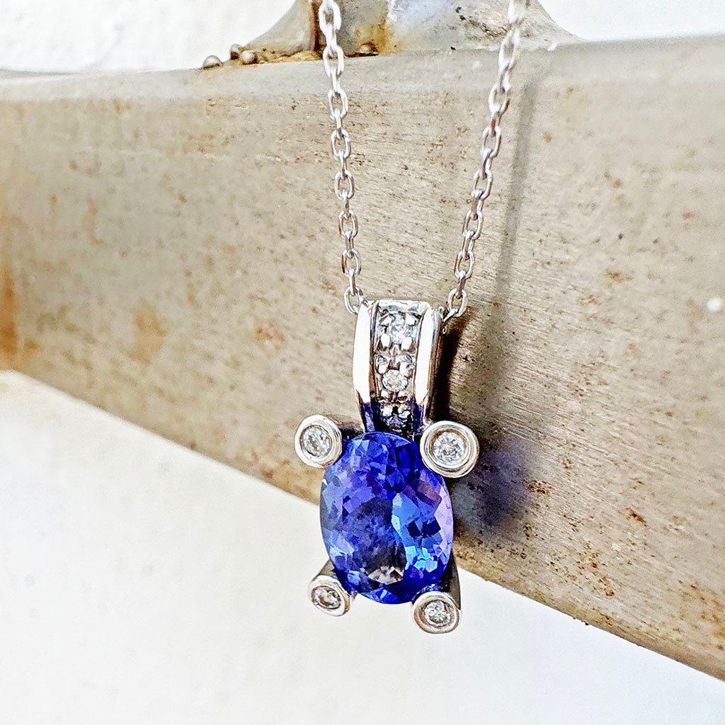Gorgeous Oval Cut Tanzanite with Diamond Claw, Bale and Band Accent Pendant