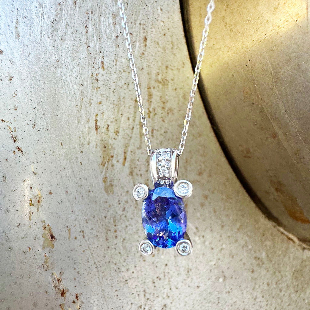 Gorgeous Oval Cut Tanzanite with Diamond Claw, Bale and Band Accent Pendant