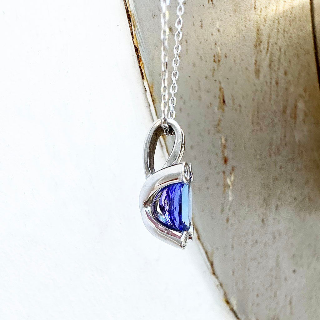 Gorgeous Oval Cut Tanzanite with Diamond Claw, Bale and Band Accent Pendant