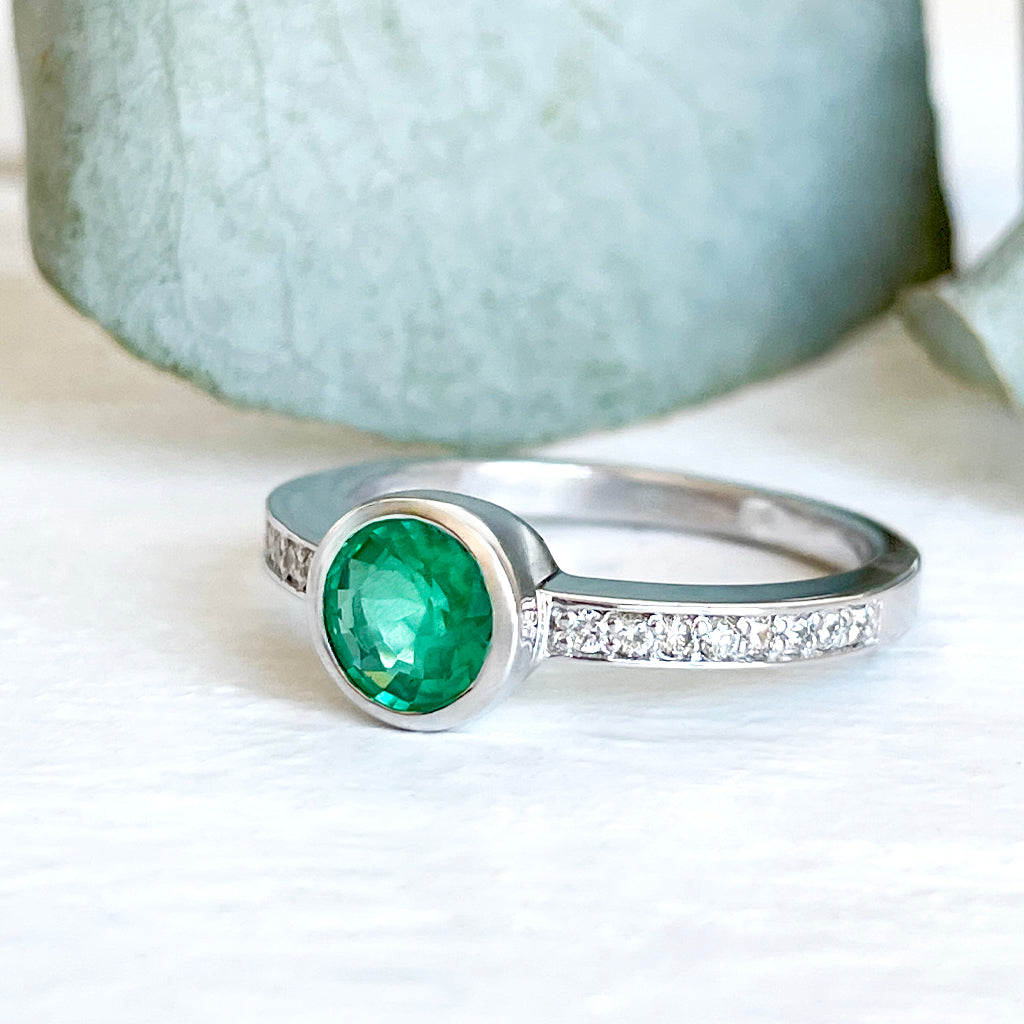 'The Glam' Round Cut Emerald Diamond Band White Gold Ring