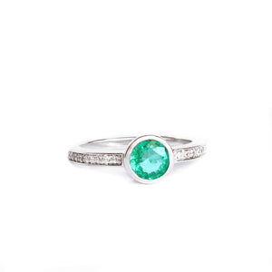 'The Glam' Round Cut Emerald Diamond Band White Gold Ring