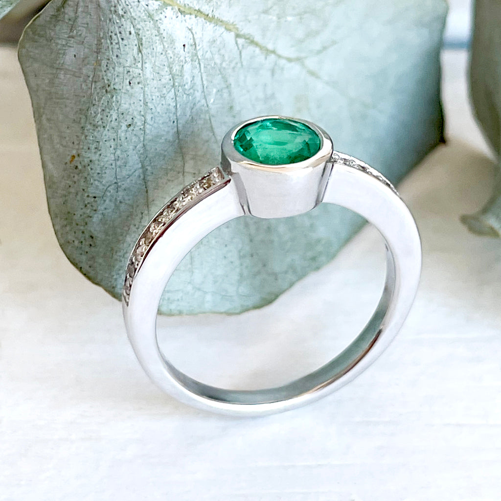'The Glam' Round Cut Emerald Diamond Band White Gold Ring