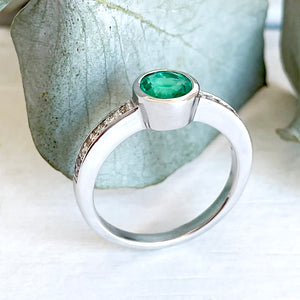 'The Glam' Round Cut Emerald Diamond Band White Gold Ring