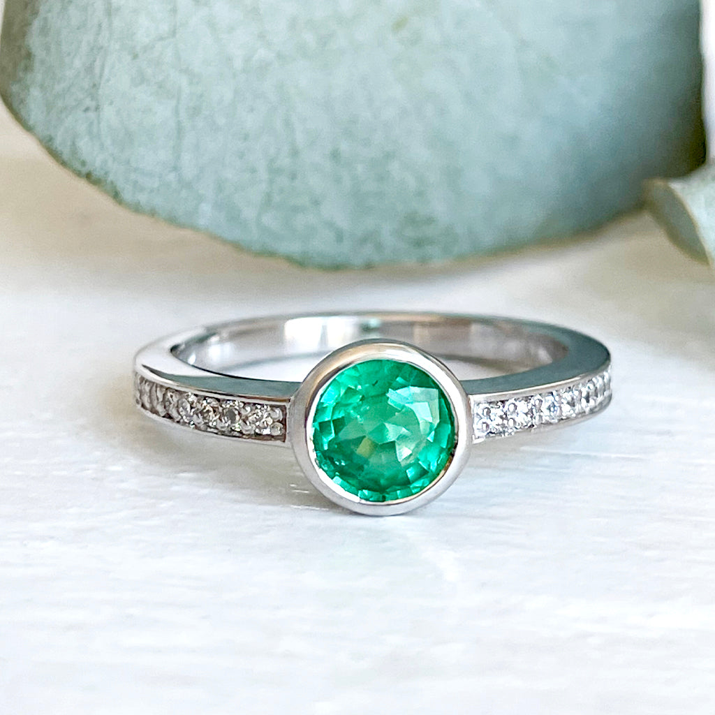 'The Glam' Round Cut Emerald Diamond Band White Gold Ring