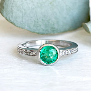 'The Glam' Round Cut Emerald Diamond Band White Gold Ring