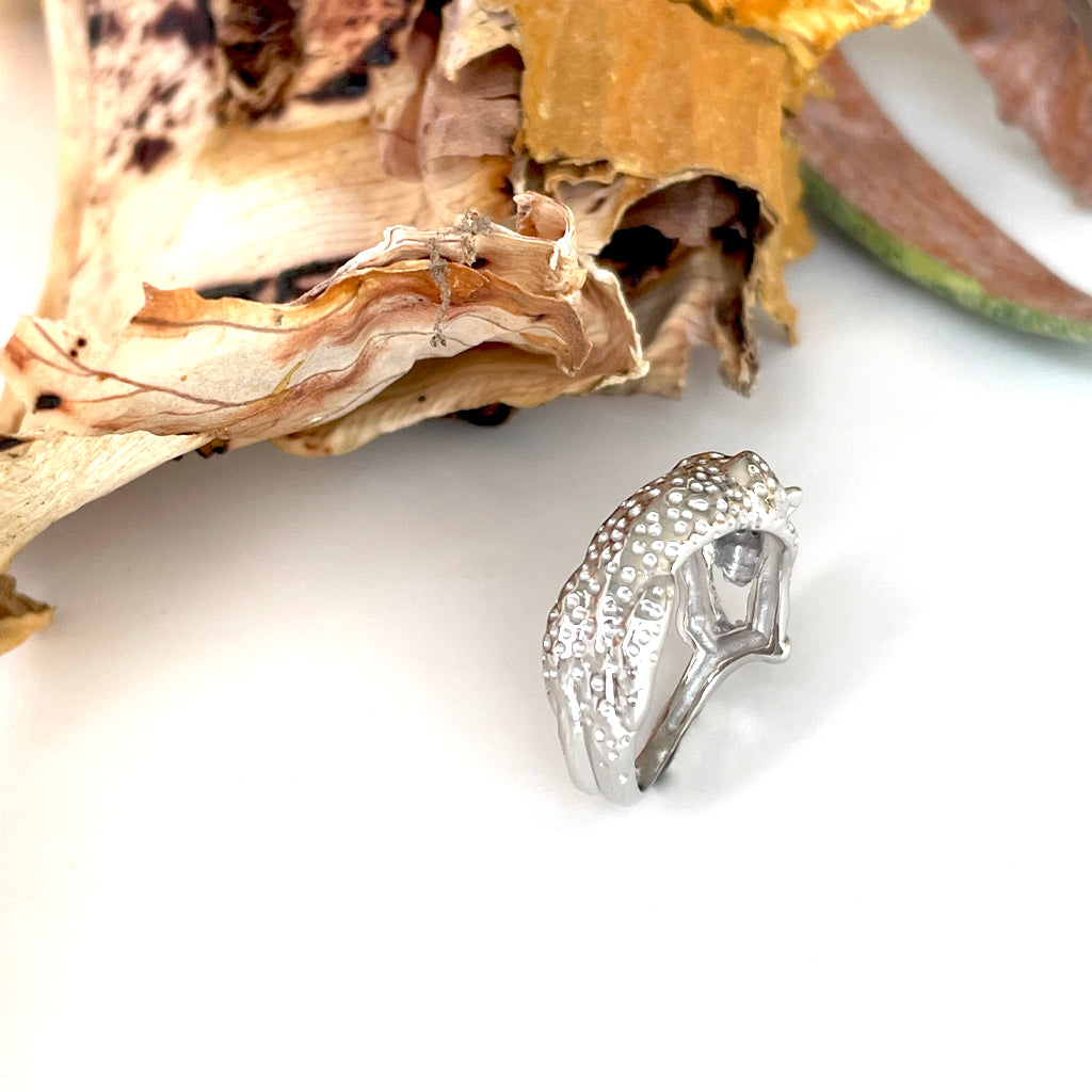 Lounging Tree Leopard White Gold Ring