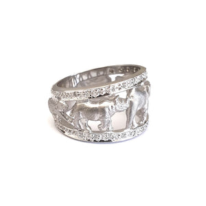 Big 5 White Gold Relief Ring with White Diamond Borders