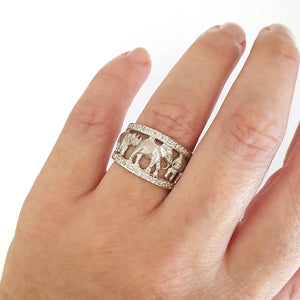 Big 5 White Gold Relief Ring with White Diamond Borders
