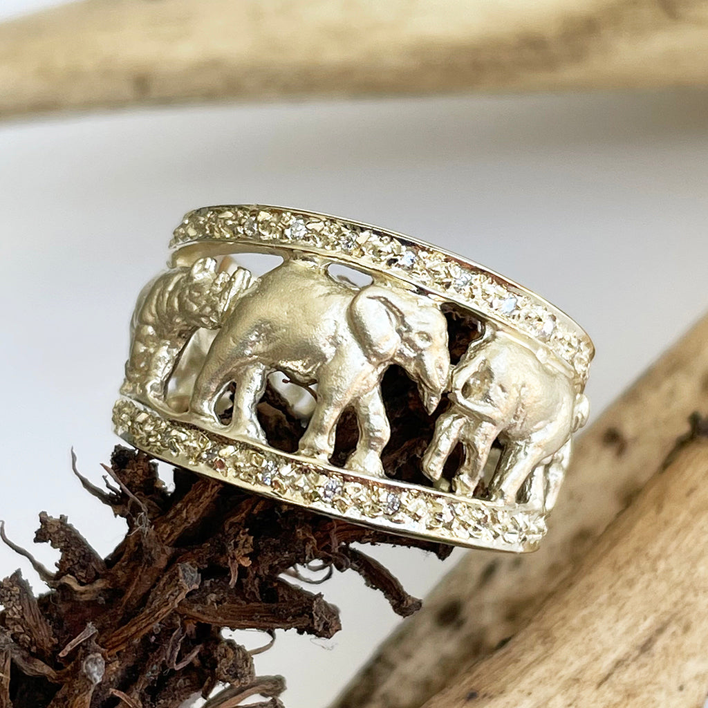 Big 5 Yellow Gold Relief Ring with White Diamond Borders