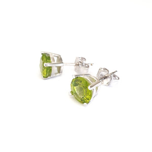  Classic Four Claw Peridot Stud Earrings