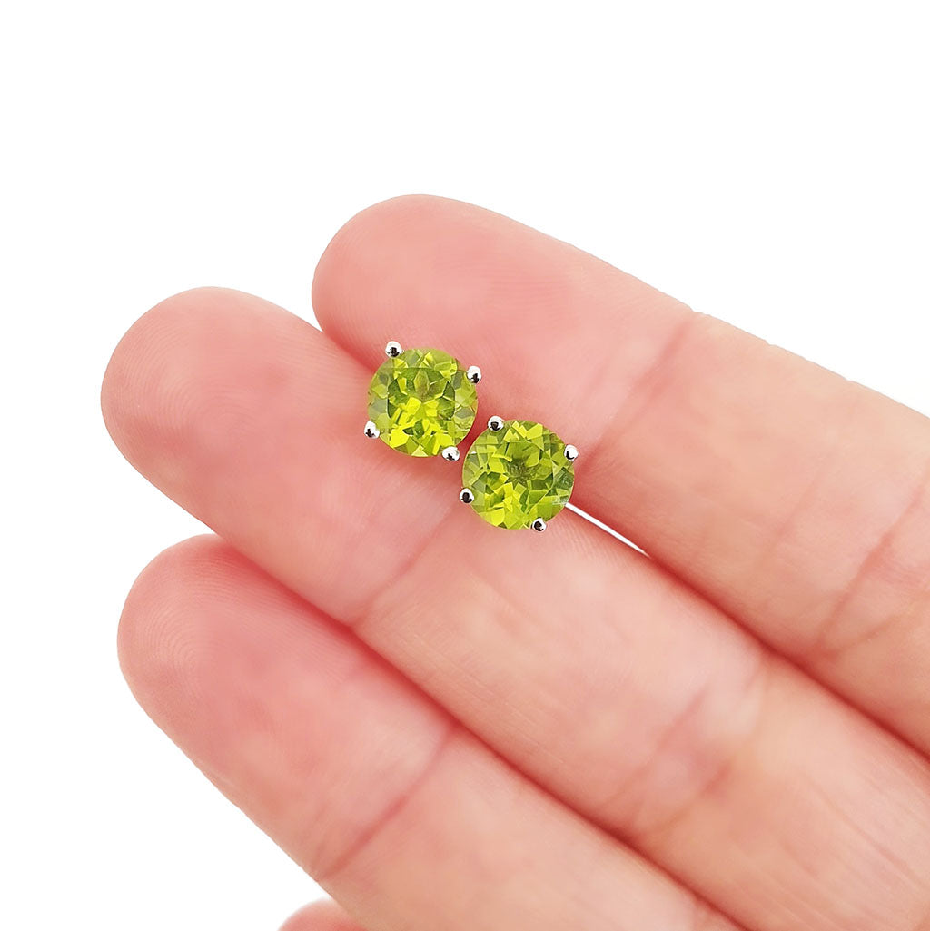  Classic Four Claw Peridot Stud Earrings