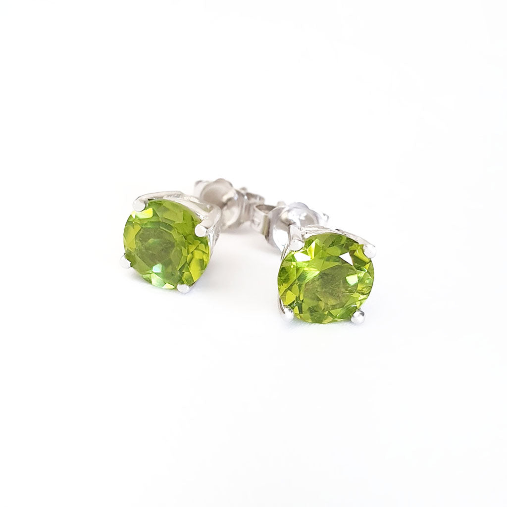  Classic Four Claw Peridot Stud Earrings