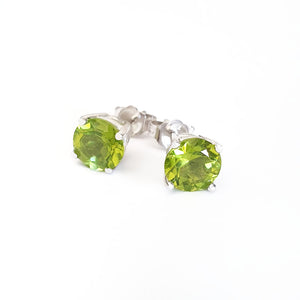  Classic Four Claw Peridot Stud Earrings