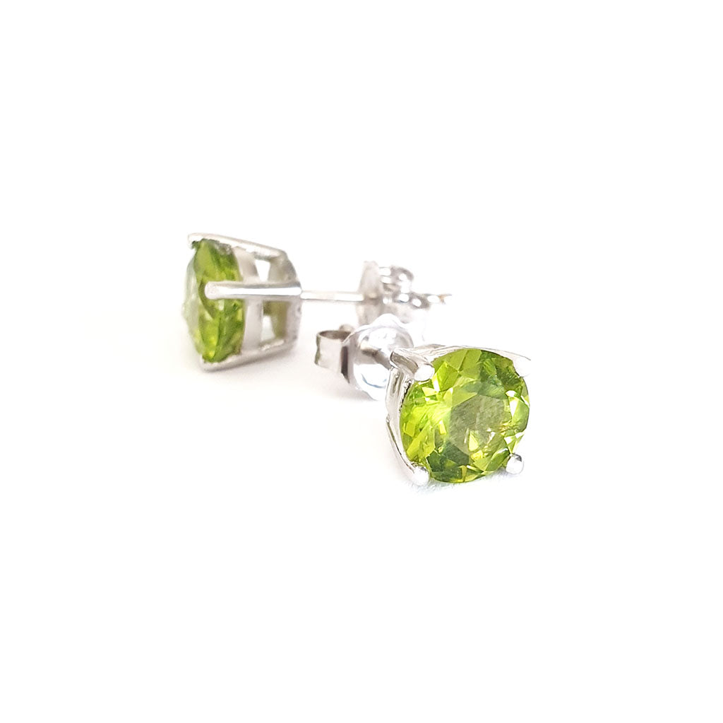  Classic Four Claw Peridot Stud Earrings