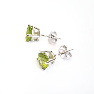  Classic Four Claw Peridot Stud Earrings