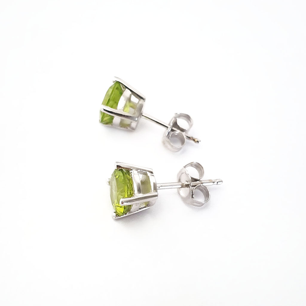  Classic Four Claw Peridot Stud Earrings