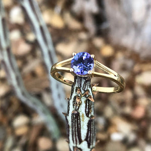 Elegant Split Shoulder Round Cut Tanzanite Yellow Gold Ring