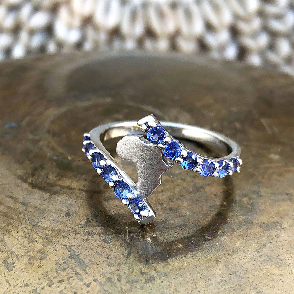 Elegant Twist Africa White Gold Tanzanite Ring