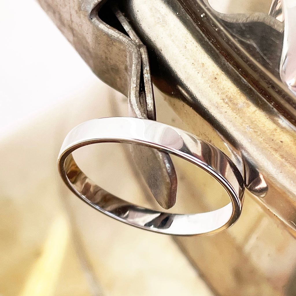 Elegant 18ct White Gold Band