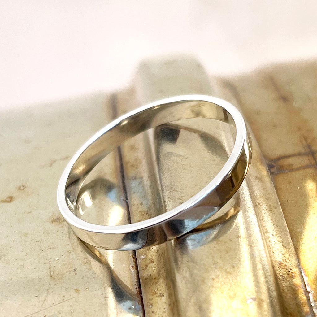 Elegant 18ct White Gold Band