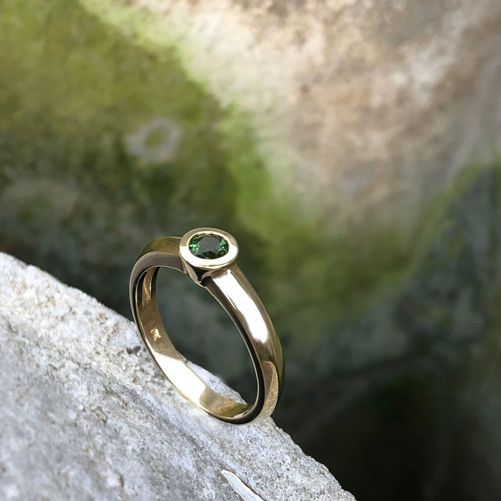 Solid Yellow Gold And Round Cut Green Tourmaline Ring