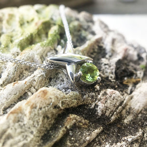 White Gold Four Pointed Star Pendant with Round cut Peridot