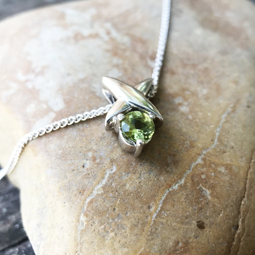 White Gold Four Pointed Star Pendant with Round cut Peridot