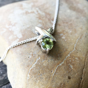 White Gold Four Pointed Star Pendant with Round cut Peridot