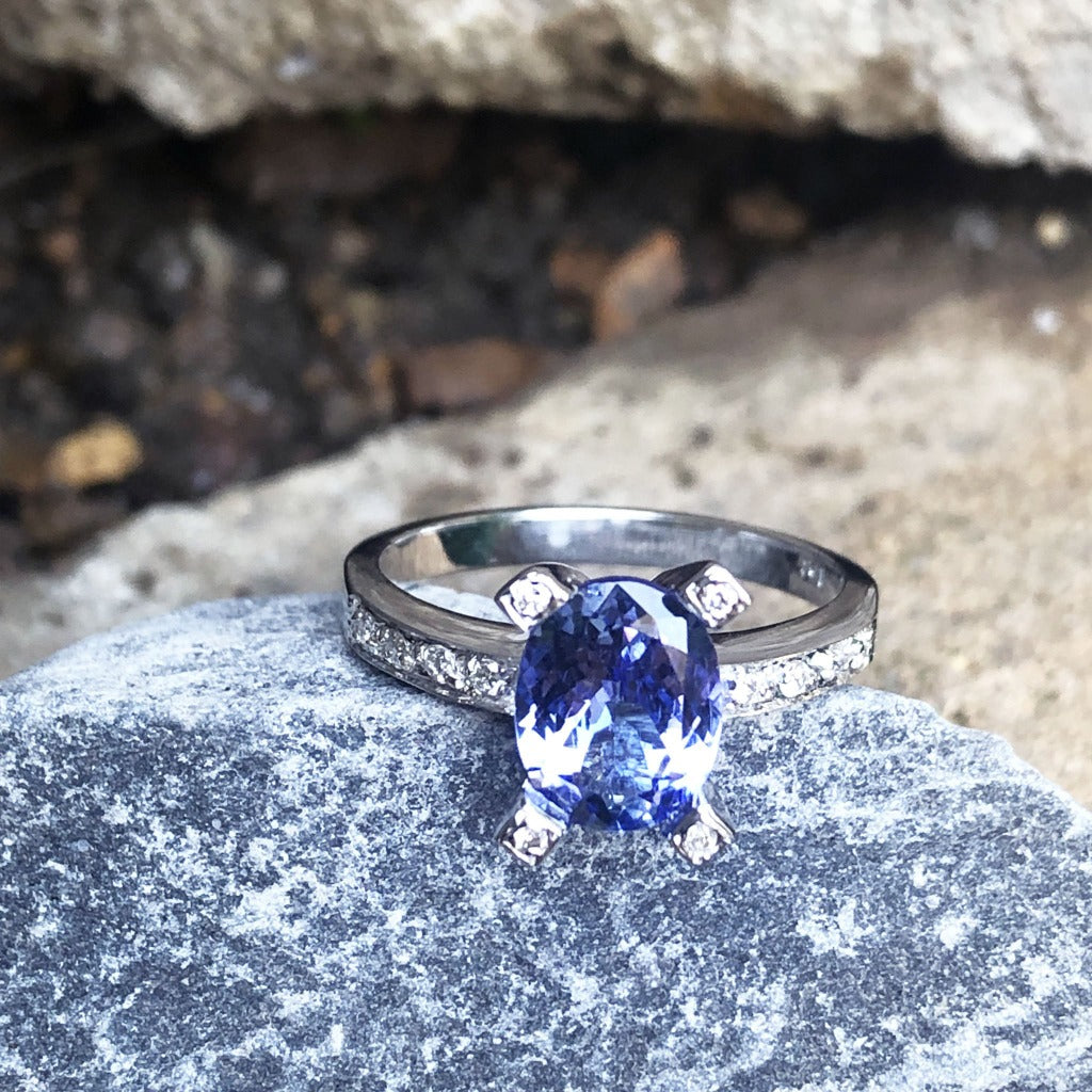 Oval-Cut Solitaire Tanzanite Ring with Diamond Claw and Band Accents