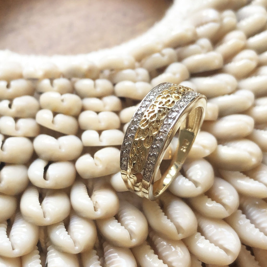 Animal track with diamond detail ring