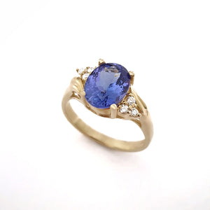 Oval Cut Tanzanite With Petite Double Trilogy Shoulder Accent\Oval Cut Tanzanite With Petite Double Trilogy Shoulder Accent