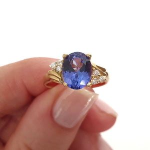 Oval Cut Tanzanite With Petite Double Trilogy Shoulder Accent\Oval Cut Tanzanite With Petite Double Trilogy Shoulder Accent
