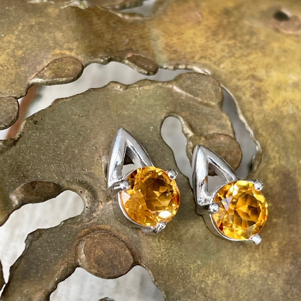 Round Cut Citrine Open V White Gold Studs