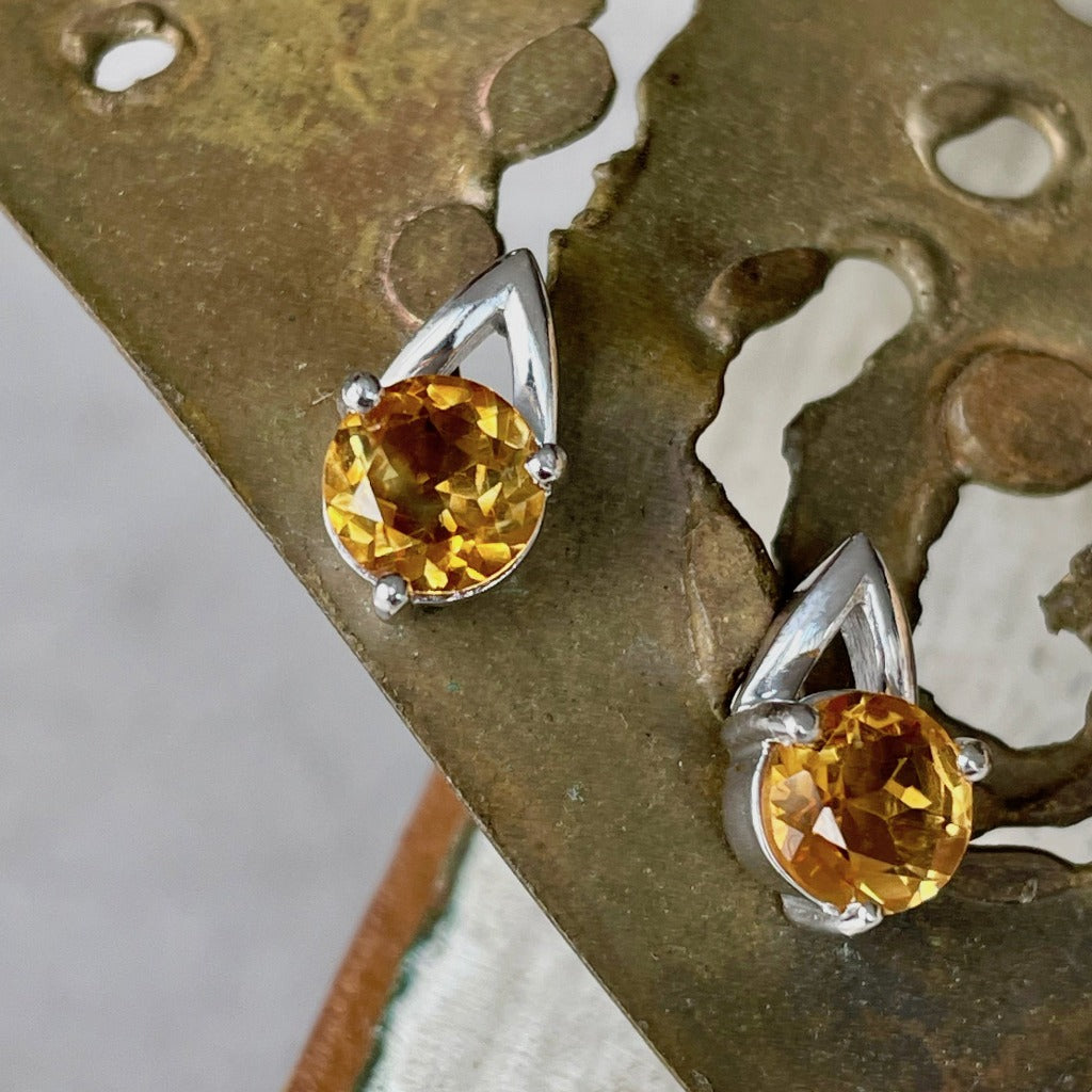 Round Cut Citrine Open V White Gold Studs
