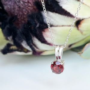 Silver Grooved Bale Garnet Pendant