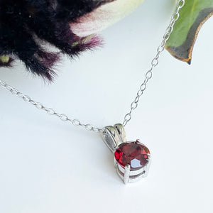 Silver Grooved Bale Garnet Pendant