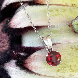 Silver Grooved Bale Garnet Pendant