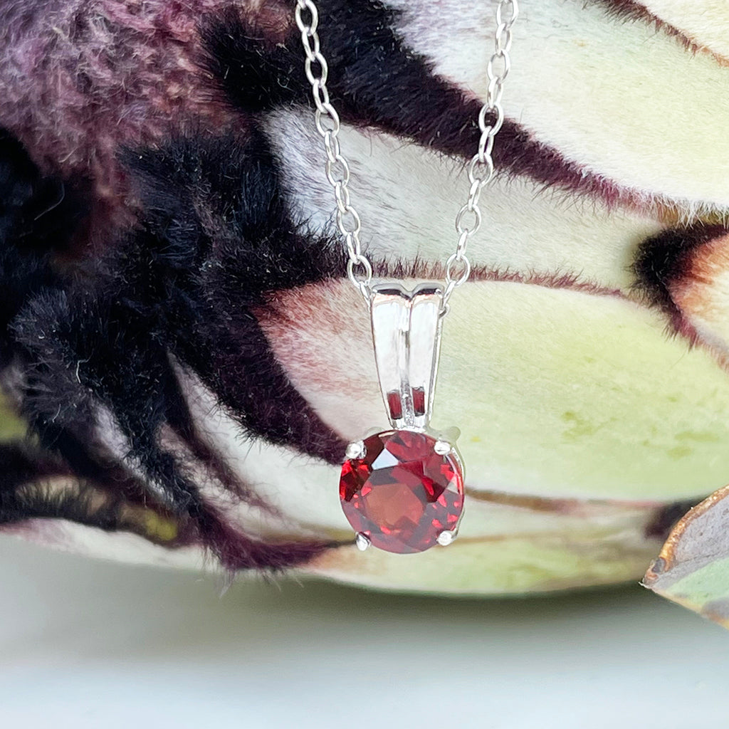 Silver Grooved Bale Garnet Pendant